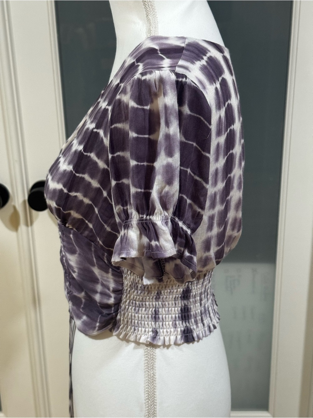 Le Lis white & gray tie-dye ruched waist V neck crop top with short sleeves, M. - Picture 4 of 14